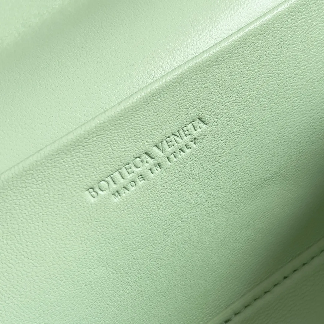 Batch 1360 Bottega Veneta 24 spring and summer woven zipper crossbody bag. A crossbody bag that can be used as a cosmetic bag. The exquisite weaving and compact body are an indispensable accessory for the upcoming summer. The double zipper also better protects the bag. It has a large capacity. If you like it, don’t miss it. Style number: 789109 Size: 22*12.5*5cm